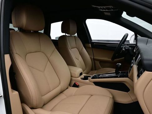 Certified 2025 Porsche Macan AWD/4WD image 18