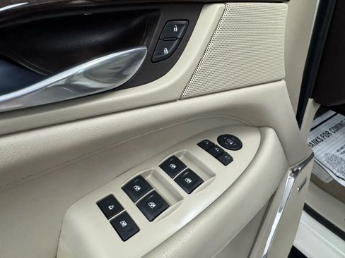 Used 2015 Cadillac Escalade Luxury image 24
