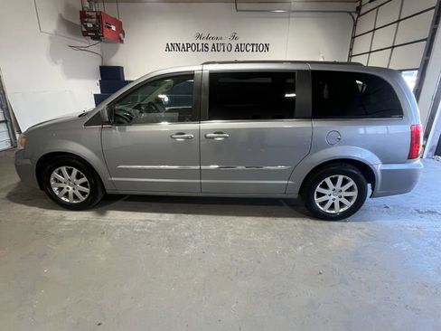 Used 2013 Chrysler Town & Country Touring image 1