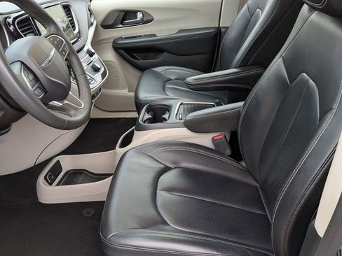 Certified 2023 Chrysler Pacifica Touring-L image 12