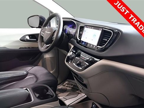 Used 2024 Chrysler Pacifica Touring-L image 24