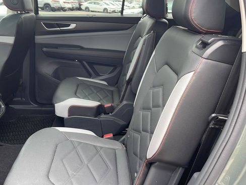 Used 2025 Volkswagen Atlas Peak Edition SE AWD/4WD image 8