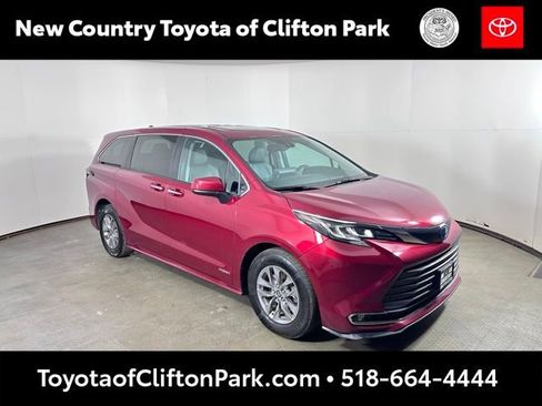 Used 2021 Toyota Sienna XLE image 1