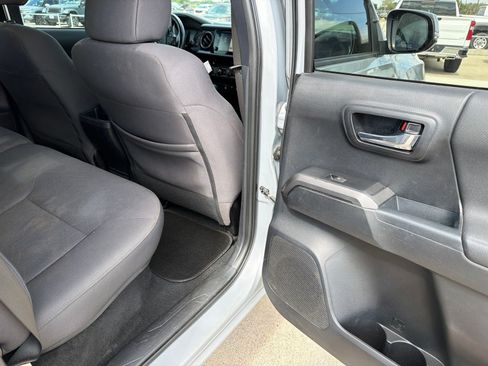 Used 2018 Toyota Tacoma TRD Off-Road AWD/4WD image 11