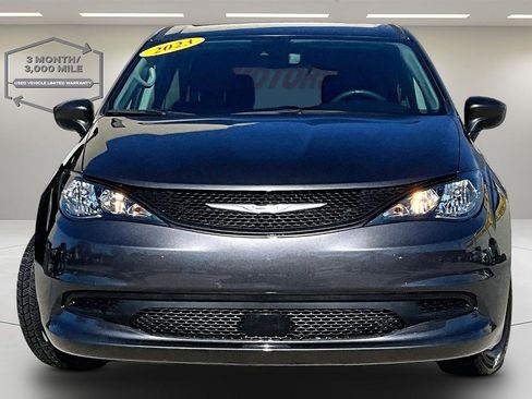 Used 2023 Chrysler Voyager LX image 2