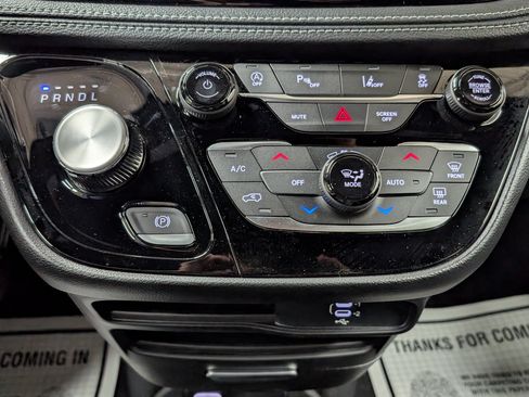 New 2027 Chrysler Pacifica Select AWD/4WD image 18