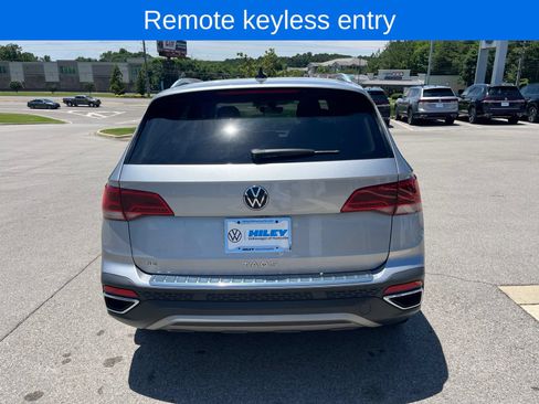 Used 2022 Volkswagen Taos SE w/ Driver Assistance Package FWD image 7