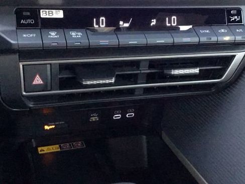 Used 2025 Toyota Camry SE image 23