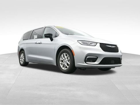 Used 2024 Chrysler Pacifica Touring-L FWD image 45