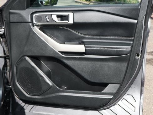 Used 2022 Ford Explorer XLT image 37