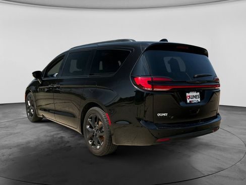 Used 2025 Chrysler Pacifica Limited FWD image 7