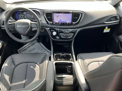 New 2025 Chrysler Pacifica Limited FWD image 2