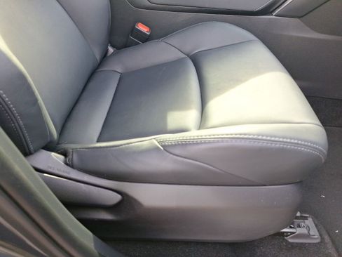 Used 2022 Toyota Venza XLE image 34