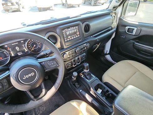 Used 2023 Jeep Gladiator Willys image 17