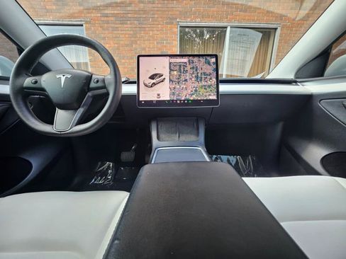 Used 2023 Tesla Model Y AWD image 39