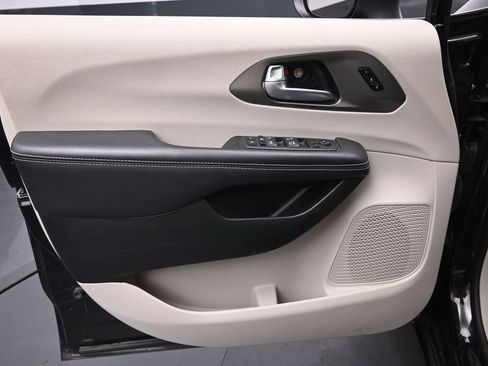 Used 2023 Chrysler Pacifica Touring-L FWD image 23