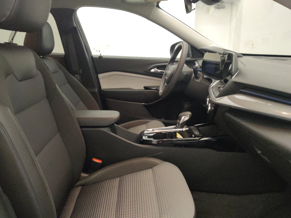 Used 2025 Chevrolet Trax LT FWD image 21