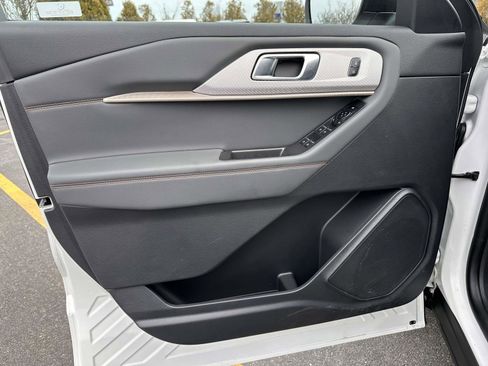 Used 2025 Ford Explorer Active image 9