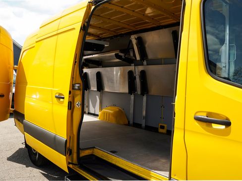 Used 2021 Mercedes-Benz Sprinter 2500 image 12