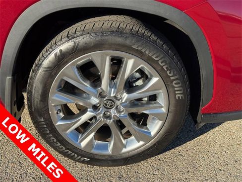 Used 2023 Toyota Highlander Limited image 4