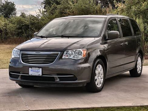 Used 2015 Chrysler Town & Country LX FWD image 2
