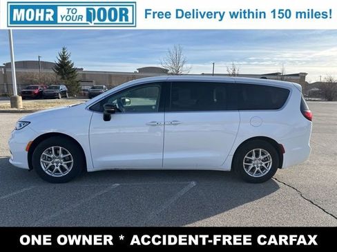 Used 2024 Chrysler Pacifica Touring-L image 8