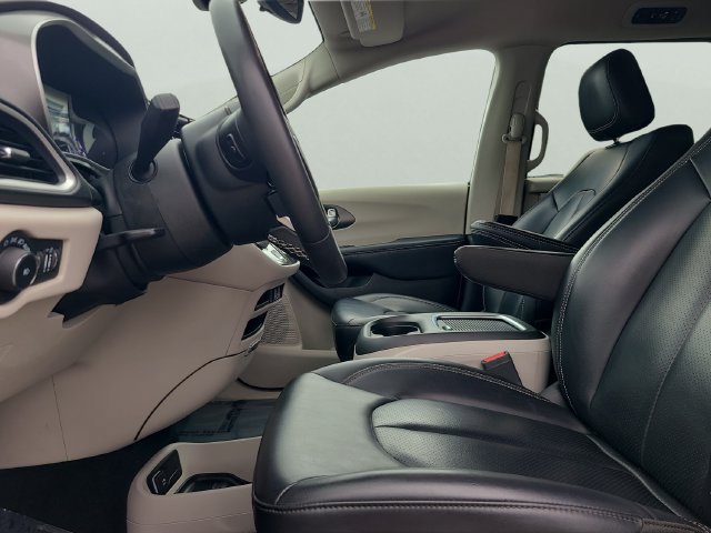 Used 2023 Chrysler Pacifica Touring-L FWD image 21