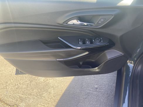 Used 2025 Chevrolet Trax LT FWD image 7