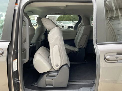 Used 2024 Toyota Sienna LE FWD image 24