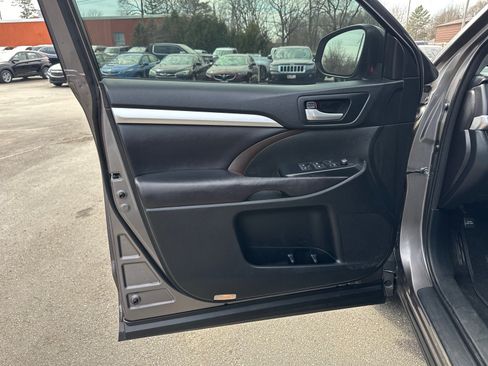 Used 2016 Toyota Highlander XLE image 18