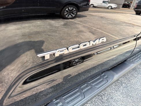 Used 2020 Toyota Tacoma TRD Sport w/ TRD Premium Sport Package AWD/4WD image 10
