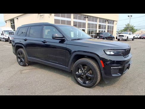 Used 2023 Jeep Grand Cherokee L Limited w/ Black Appearance Package AWD/4WD image 2