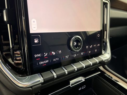 Used 2025 GMC Yukon XL Denali image 21