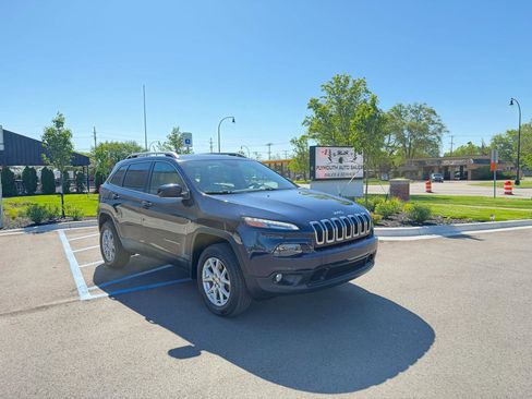 Used 2015 Jeep Cherokee Latitude w/ Comfort/Convenience Group AWD/4WD image 3