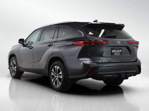 Used 2021 Toyota Highlander XLE image 3