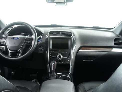 Used 2018 Ford Explorer Limited w/ Equipment Group 301A AWD/4WD image 7