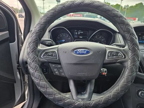 Used 2015 Ford Focus SE FWD image 27