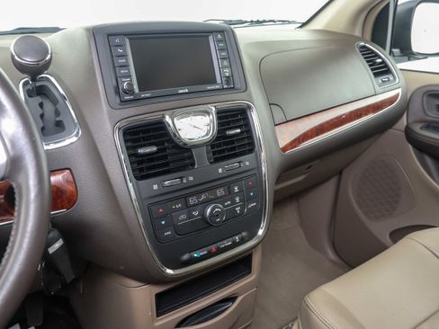 Used 2014 Chrysler Town & Country Touring image 21