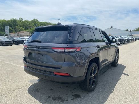 Used 2023 Jeep Grand Cherokee Altitude AWD/4WD image 2