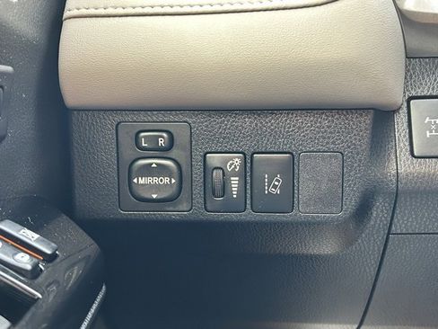 Used 2018 Toyota RAV4 Limited image 34