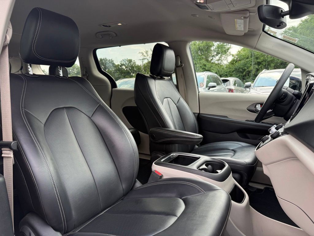 Used 2024 Chrysler Pacifica Touring-L FWD image 17