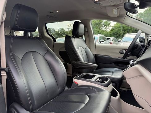 Used 2024 Chrysler Pacifica Touring-L FWD image 17