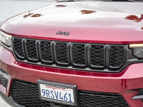 Used 2025 Jeep Grand Cherokee Altitude AWD/4WD image 6