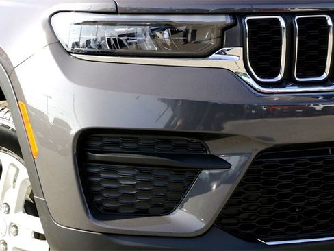 Used 2025 Jeep Grand Cherokee Laredo image 3