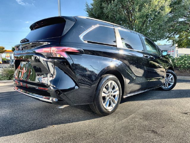 Used 2023 Toyota Sienna Limited FWD image 8