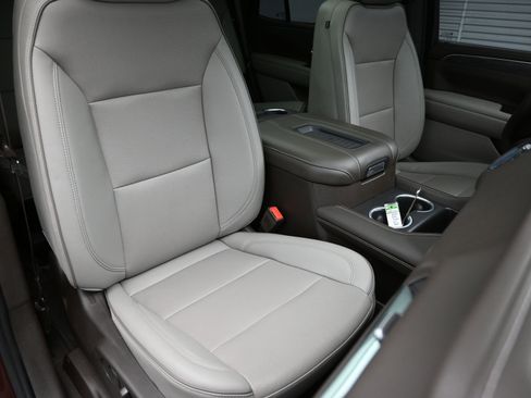 Used 2022 GMC Yukon SLT w/ SLT Premium Package image 42