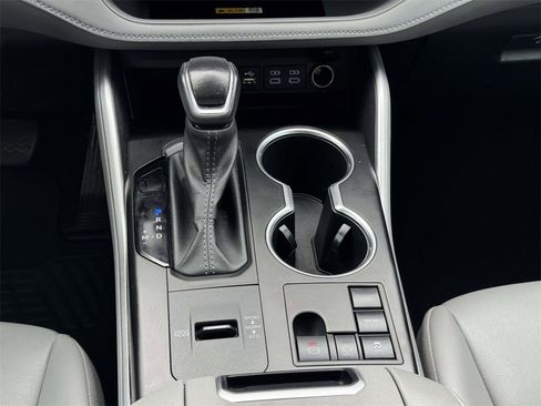 Used 2024 Toyota Highlander XLE image 6