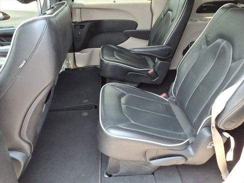 Used 2023 Chrysler Pacifica Limited FWD image 12