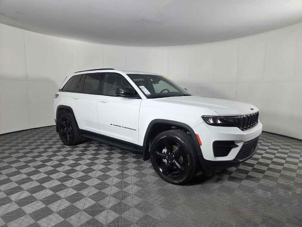 Used 2025 Jeep Grand Cherokee Altitude AWD/4WD image 2