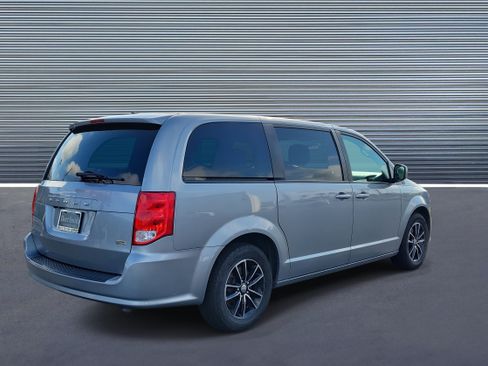 Used 2018 Dodge Grand Caravan SXT w/ Driver Convenience Group image 3